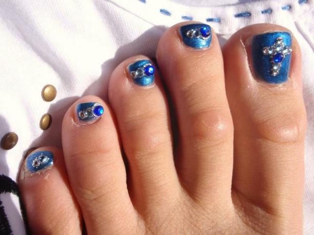 Cross embellishements toe design de unhas