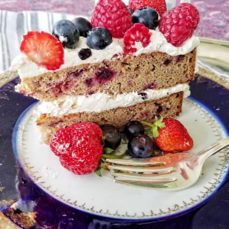 Здоровый торт с ягодами, чертополохом и шиповником birhdaay