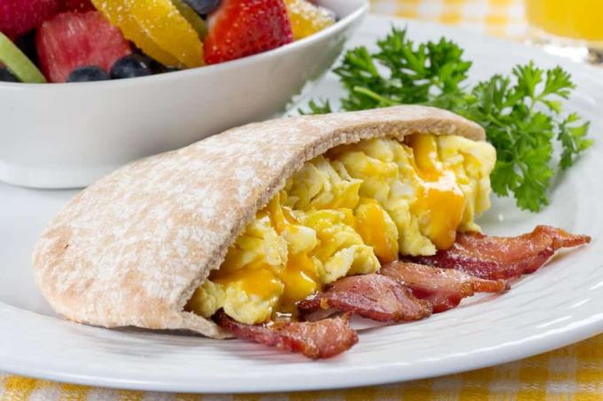 Pita parfait pour le petit-déjeuner aux œufs, au fromage et au bacon