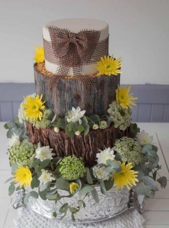 Kuchen aus Holz, Blumen und Sackleinen