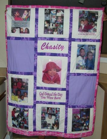 사진과 이름 Chasity가 있는 아기 담요.