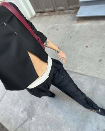 @elizagracehuber מעצב את טרנד מכנסי הבוקסר.