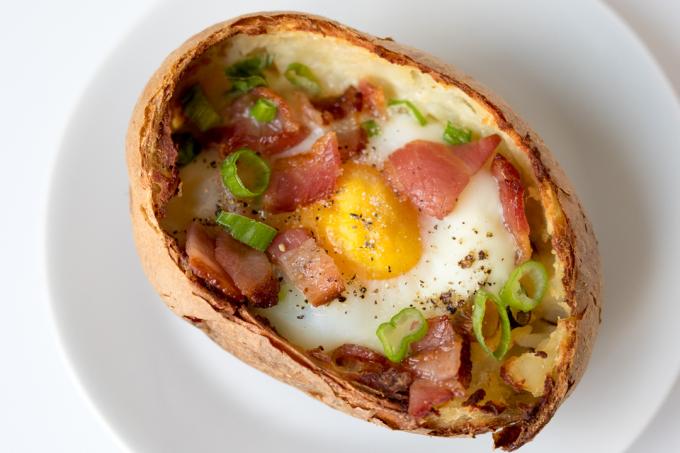 Sprøde bagte kartofler fyldt med æg og bacon - en lækker morgenmad eller frokosttid!
