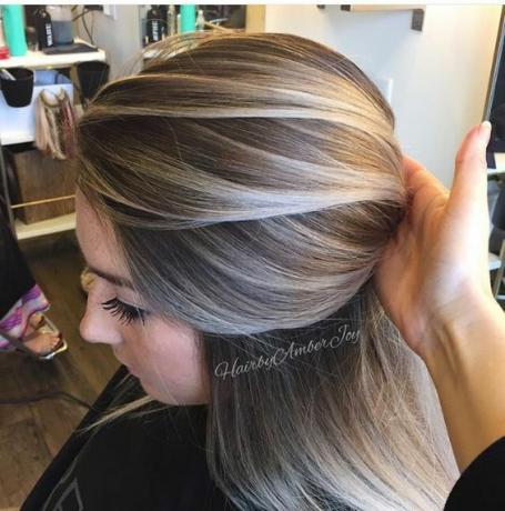 灰色のブロンドのbalayage髪型