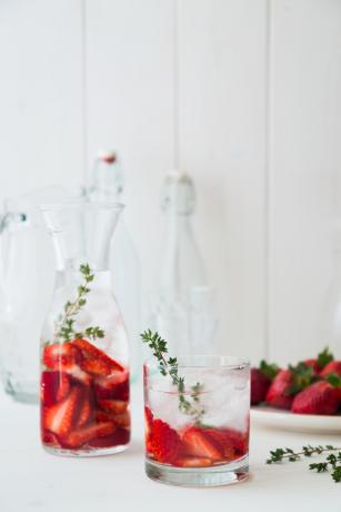 Maasikaga infundeeritud vesi