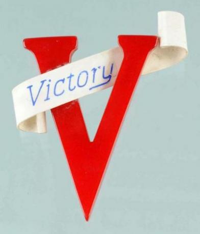 Bakélite des années 1940 V pour Victory Pin