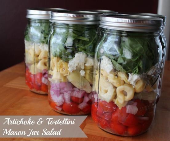 Ensalada de tarro de cristal con alcachofas y tortellini