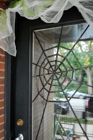DIY halloween dekorace předních dveří jemné pavučiny 1