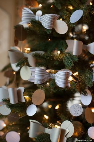 Ornamente din copaci din hârtie cu arc