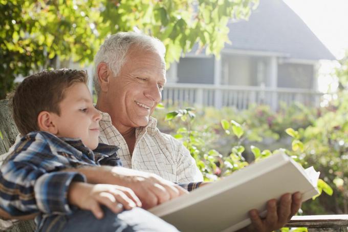 Djed i unuk čitaju zajedno