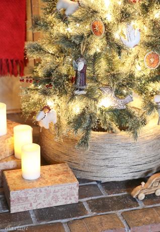 Stojalo za božično drevo, zavito v gumo, narejeno iz jute