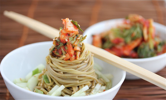Insalata fredda di cetrioli al kimchi con spaghetti di soba