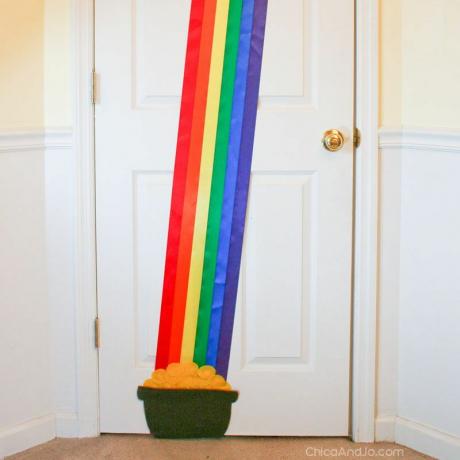 DIY regenboogdeur met een pot met goud