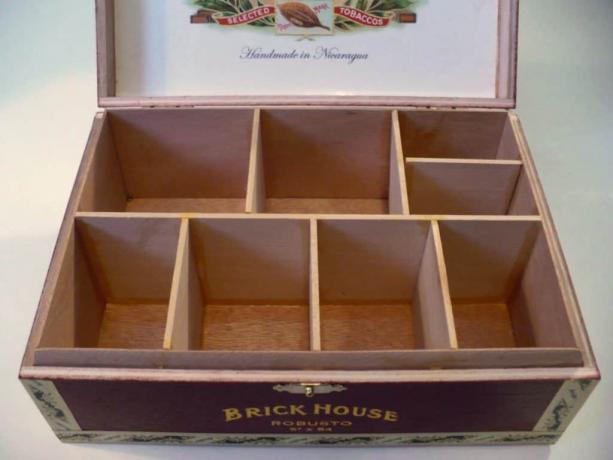 Odvojena kutija za organizaciju iz kutije za cigare