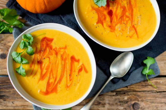 Curry Pumpkin and Lentil Soup en krydret og varmende frokost - klar på mindre end 30 minutter!