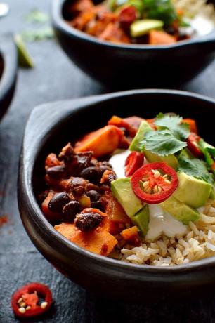 Sötpotatis och svartböna chili - en lätt, tröstande vegansk måltid för de kallare månaderna.