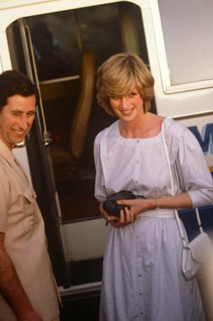 Tenues de vacances de la princesse Diana: dans une robe d'été blanche et un sac à main en Australie