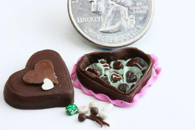 Caixa em forma de coração de chocolate feita de argila de polímero sobre uma forma de metal