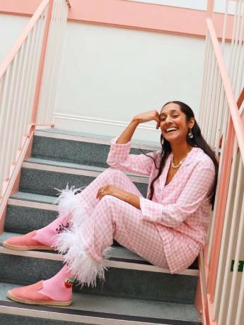 pastellfargetrend: Zeena Shah iført et pastellrosa pyjamassett fra Sleeper