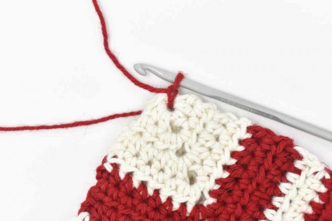 Jarda vermelha enganchada em fio de crochê branco
