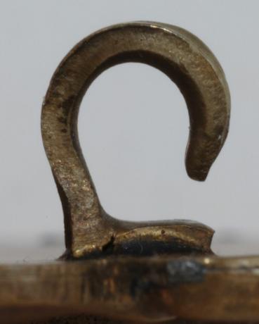 Yksinkertainen C -lukko vintage -pukukorujen rintaneulalla tai nastalla, c. 1900