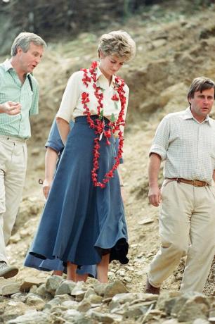 Ținute de vacanță prințesa Diana: într-o fustă albă și fustă midi bleumarin