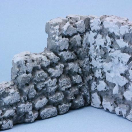 Revestimento cinza médio aplicado à parede modelo de pedra falsa cinza escuro feita de placa de isopor.
