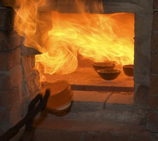 Oheň vyzařující z pece