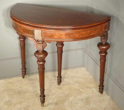 Zložljiva dvoranska miza v viktorijanskem slogu z nogami trobente