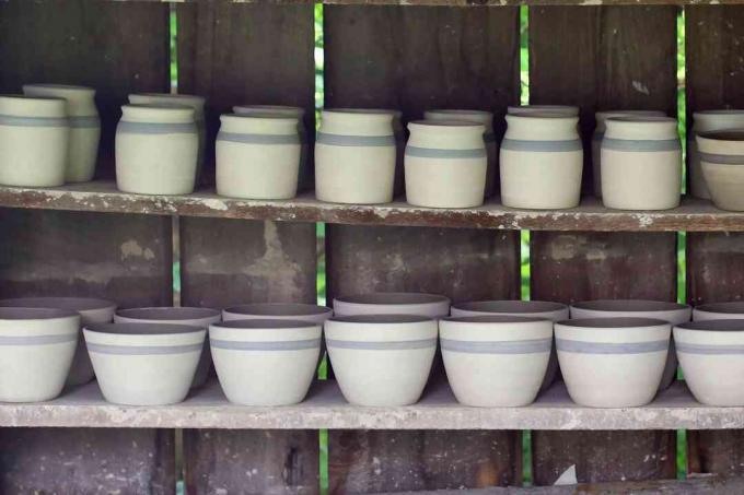 Řady keramiky zarovnané na jednoduchých užitkových policích