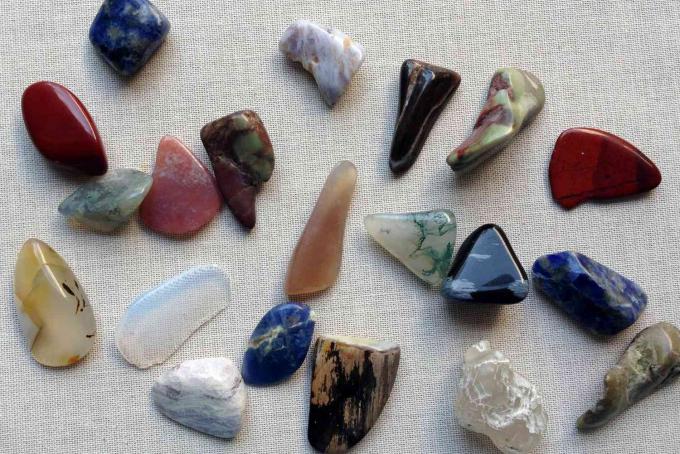 Různé leštěné kameny