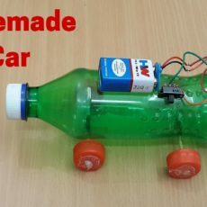 Automobil z plastové lahve na baterie