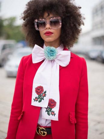 So stylen Sie einen Gucci-Gürtel: Streetstyler trägt einen Gucci-Gürtel im Jahr 2016 in Mailand