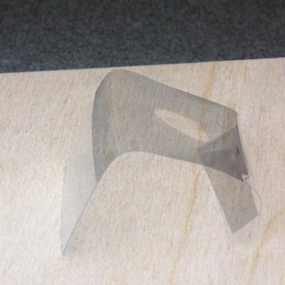 Folha fina de papel acrílico dobrado em um gabarito simples usando uma ferramenta de aquecimento em relevo.