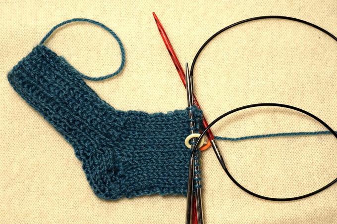Dokončení špičky modré pletené ponožky.