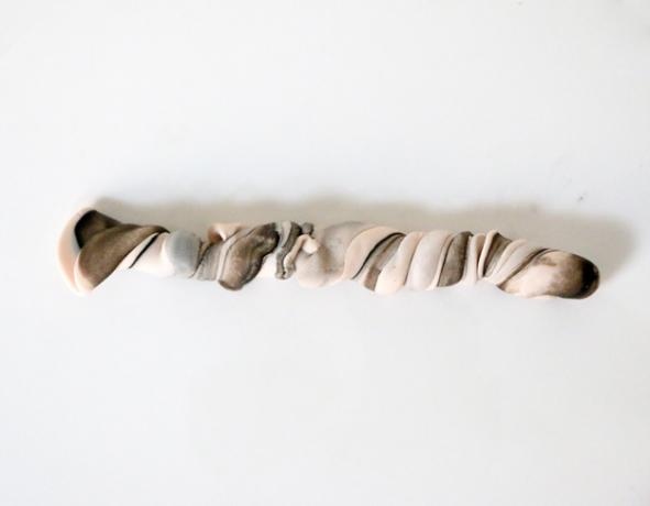 Halskette mit Anhänger aus marmoriertem Ton