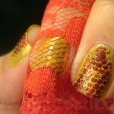Umělé hadí kůže natřené krajkou