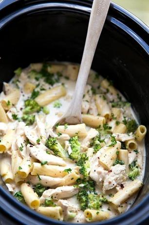 Makkelijke romige crockpot kip alfredo pasta en broccoli