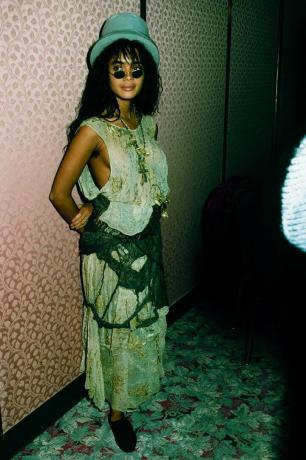 Móda 90. let: Lisa Bonet nosí oválné sluneční brýle, průsvitné šaty a cylindr