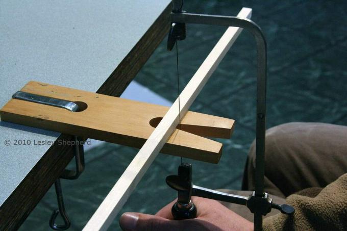 Klenotnický lavičkový kolík ukazující polohu použitou pro pilu a upnutý materiál.
