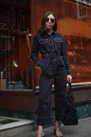 Topshop boilersuit: Jessica Skye bär en mörk jeansoverall med bälte i midjan
