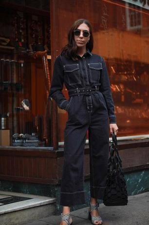 Topshop overall: Jessica Skye draagt ​​een donkere denim jumpsuit met een tailleriem