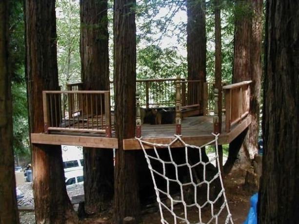 Домик на дереве в палубном стиле с веревочной лестницей с узлами