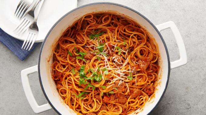 Una olla de espaguetis cremosos