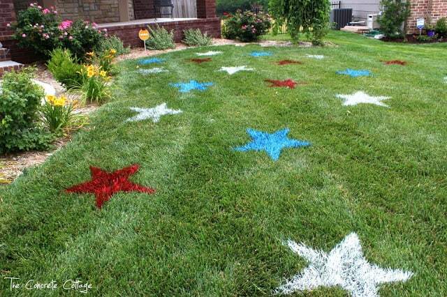 Čtvrté července malované hvězdy trávníku
