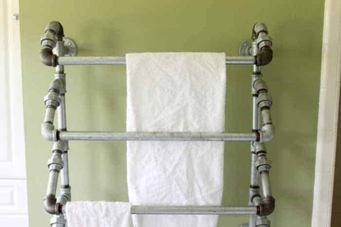 Porte-serviettes rustique bricolage à partir de tuyaux