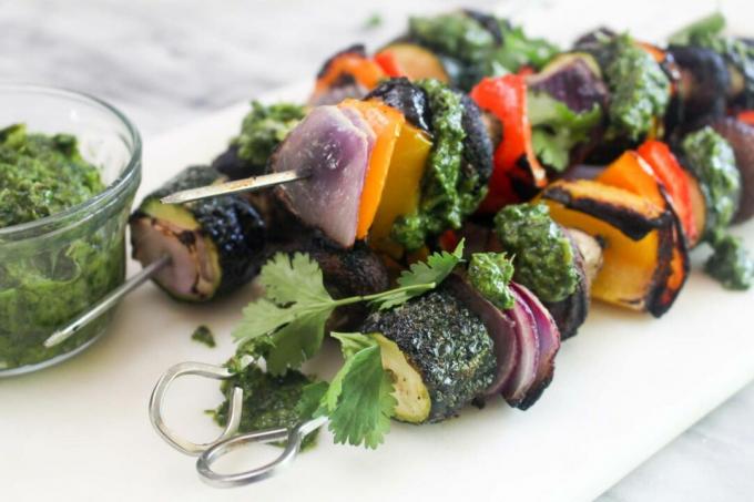 Leckere Gemüsespieße mit verkohlten Frühlingszwiebeln Chimichurri