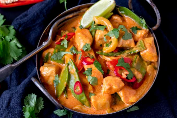Curry tailandese rosso. Un pasto facile e gustoso, perfetto per una cena veloce dopo il lavoro.
