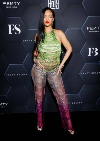 Těhotenské oblečení Rihanny: Rihanna má na sobě zelený top z provázků