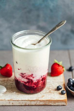 Hjemmelavet kokos yoghurt med bærkompot